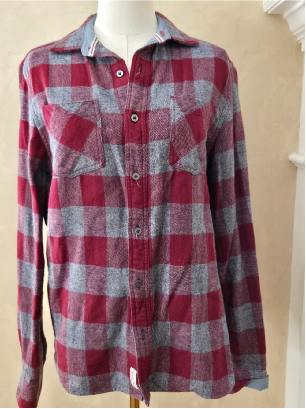 Men's Flag & Anthem Casual Button Down Shirt Size S Red Grey Plaid